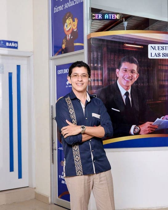 Abg. Alex Javier Villarreal en la entrada del estudio jurídico LEX-NAMASTÉ, en Lago Agrio.
