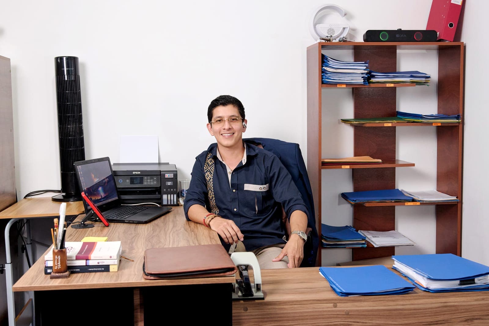 Abg. Alex Javier Villarreal en su escritorio del estudio jurídico LEX-NAMASTÉ.