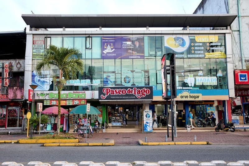 Fachada del Centro Comercial Paseo del Lago, en Lago Agrio, donde se ubica LEX-NAMASTÉ.