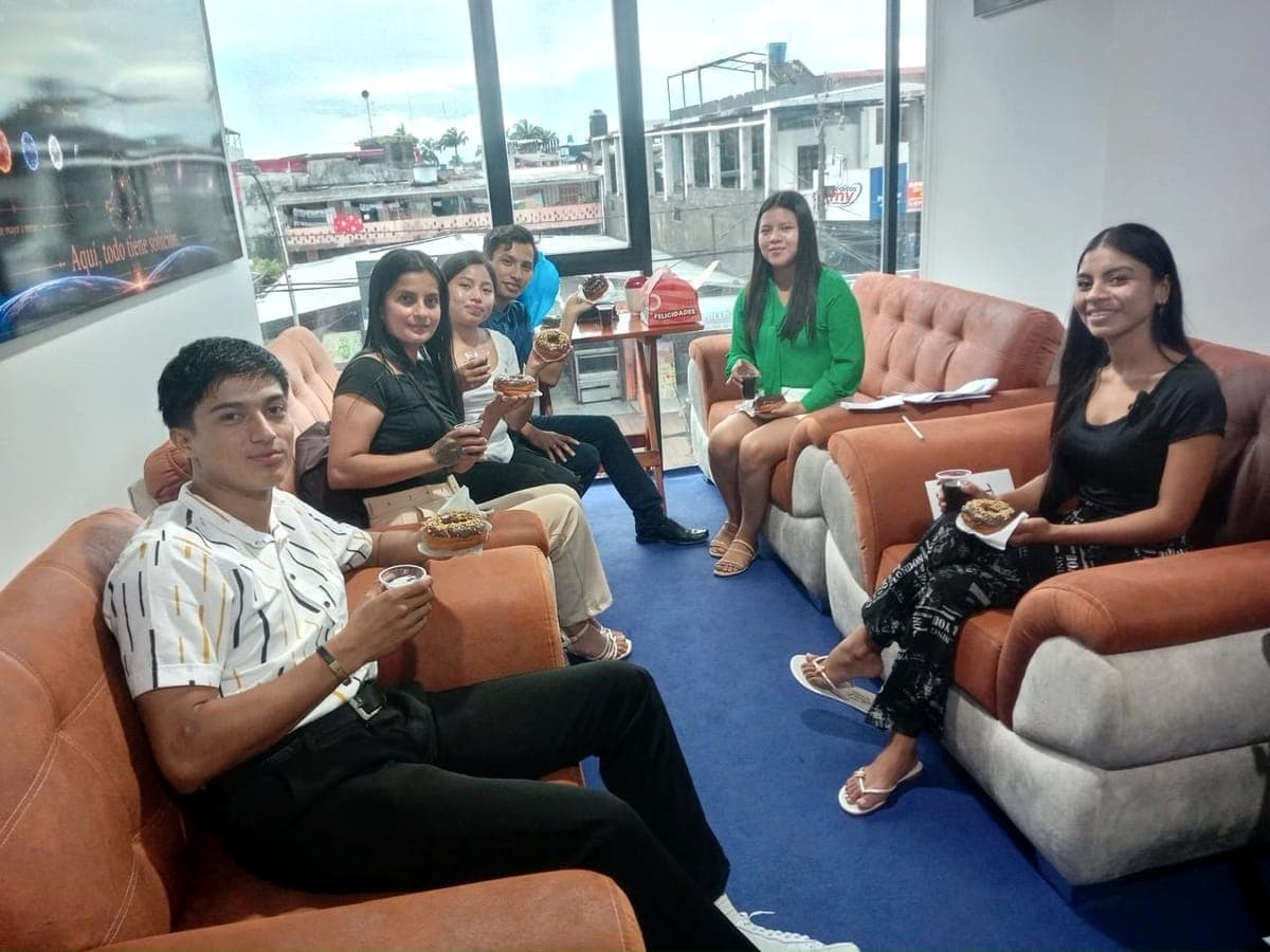 Sala de espera de LEX-NAMASTÉ, con sofás y ventanal con vista a Nueva Loja.