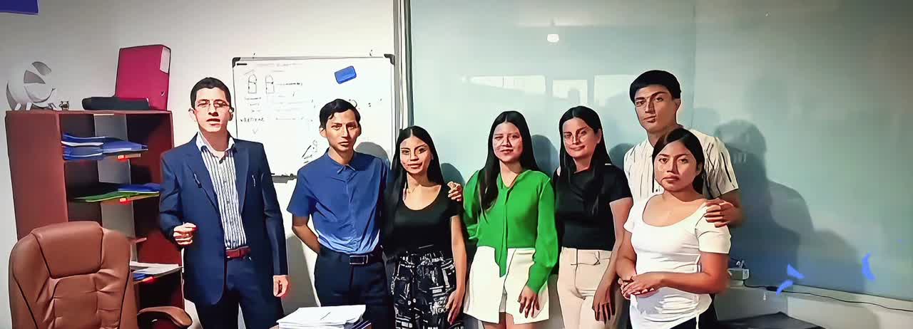 Equipo de LEX-NAMASTÉ reunido en la oficina del estudio en Lago Agrio.